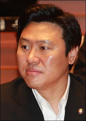 전 신흥학원 이사장이자 민주당 국회의원인 강성종 의원. 그는 횡령 혐의로 구속됐다. 