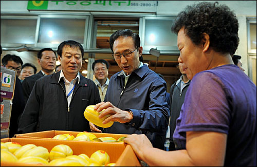  이명박 대통령이 9월 2일 오전 구리농수산물도매시장을 방문해 물가 상황을 점검하고 있는 모습. 