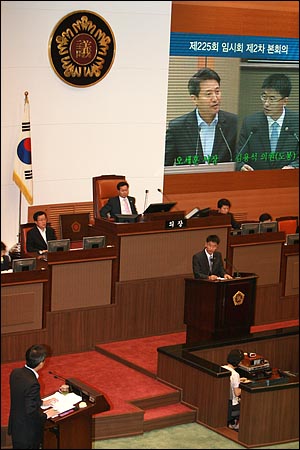 지난달 25일 오세훈 시장을 상대로 시정질문하는 김용석 의원.