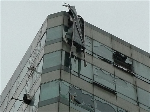 태풍 곤파스의 강풍으로 안양 평촌의 12층 대형빌딩 외벽에 걸려 있던 간판이 추락하고 유리창이 깨졌다. 당시 건물 아래 인도에는 보행인이 없어 인명 피해는 발생하지 않았다.
