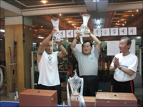 탁구동호회 복식 우승한 회원들이 우승컵을 들고있다.