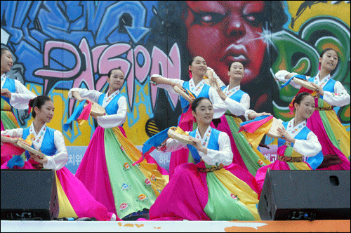 한국무용의 춤사위를 선보여주고 있는 경북예고 학생들.