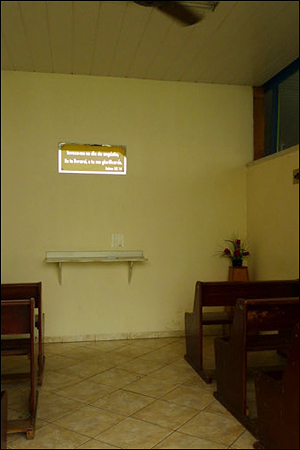 병원 안에는 이렇게 환자와 보호들이 기도를 하는 작은 기도실이 있습니다. 



