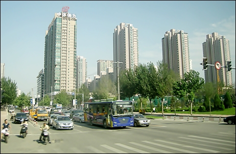 도시 분위기가 조금 지저분하고 음침할 것이라는 예상을 깨버린 심양의 아파트 단지. 중국은 지금도 개발 중이었습니다.
