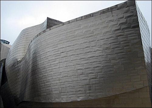 스페인의 대표적인 건축물로 꼽히는 구겐하임 미술관. 이 건물은 몬드라곤 협동조합기업에서 만들었다.