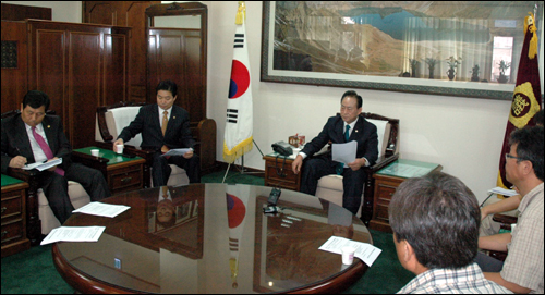  '안전한 학교급식을 위한 충남운동본부' 대표단이 충남도의회 유환준 부의장 등 의원들을 만나 친환경무상급식 특위부결과 관련 면담을 하고 있다.