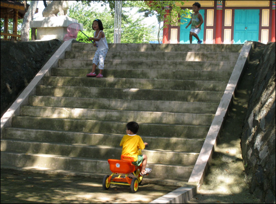 아픈 역사의 흔적이 남은 구룡포 공원에 그 사실을 알리 없는 어린 아이들이 신이 나서 놀고 있다. 