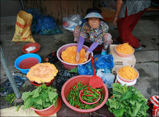구룡포 시장 안에 야채가게 할머니. 