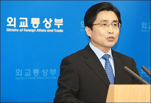 김영선 외교통상부 대변인이 8일 오후 서울 세종로 외교통상부 브리핑실에서 정부의 이란 제재 방안을 발표하고 있다.