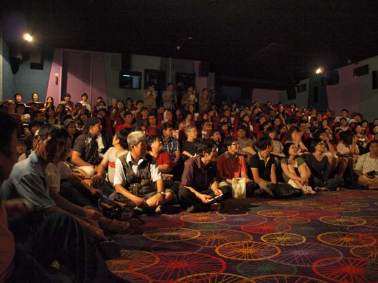 지난 4일 열린 이주노동자영화제 개막식에 300여 명의 관객이 참석해 86석 규모의 상영관을 가득 채웠다. 일부는 바닥에 앉거나 서서 영화를 봐야 했지만 영화가 끝날 때까지 자리를 떠나지 않았다. 