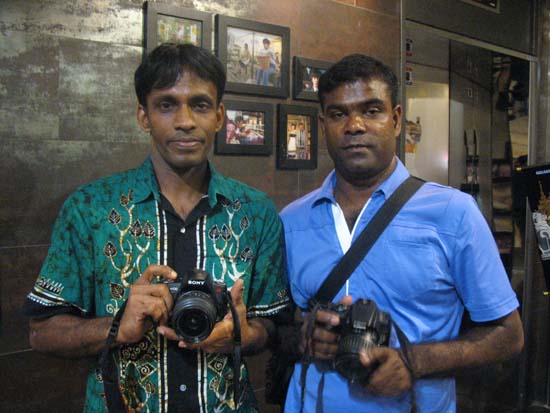 영화제에 참가한 아지(왼쪽) 씨와 구마루 씨는 "현재 안상영상미디어센터에서 사진을 배우고 있는데 나중에는 영화를 찍고 싶다"며 "내년 영화제때 작품을 보내는 것이 목표"라고 말했다. 