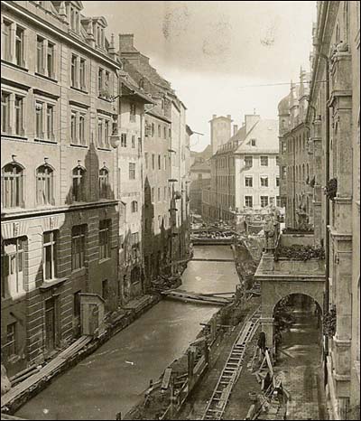 오늘의 피스터 거리(Pfisterstr.)에 있던 피스터 천, 1907년 사진.