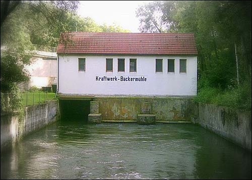 뮌헨의 개인소유 수력발전소 벡커뮐레. 원래는 역사적인 물방앗간이었는데 1988년부터 터빈을 달아 소량의 전력 생산(0.138 MW).