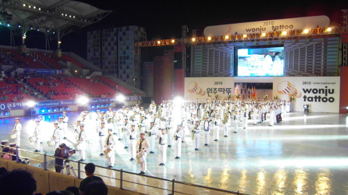 해병대와 해군의 의장대와 관악 연주단이 함께 한 공연은 관객들의 환호 속에 공연을 마무리 했다.