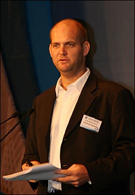 엠마누엘 소케 구글 아시아 전력제휴총괄 이사가 9일 오전 광장동 쉐라톤워커힐호텔에서 열린 '인터넷코리아컨퍼런스2010'에서 기조연설을 하고 있다.  
