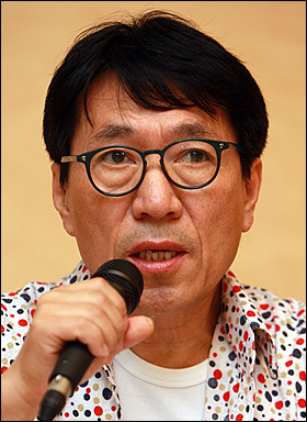 임옥상 화백이 9일 서울 환경재단 레이첼 카슨 홀에서 '선관위 트위터 규제 무엇이 문제인가'를 주제로 열린 토론회에서 '예술과 정치 그리고 표현의 자유'에 대해 발표를 하고 있다.