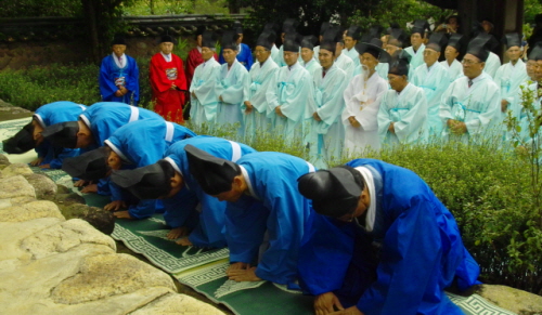 매천 황현선생 100주기 추모식에서 재배를 하는 제관과 유림(구례 매천사)