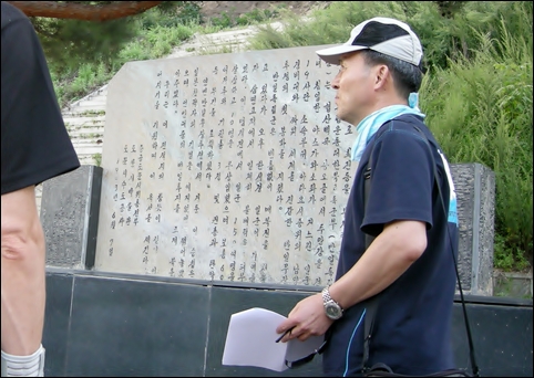 도문시 인민 정부가 세운 ‘봉오골 반일전적지’ 기념비. 박영희 시인이 봉오동 전투에 대해 설명하고 있습니다.(중국은 ‘항일’을 ‘반일’로 표기하고 있었음) 
