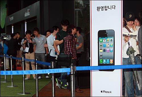 아이폰4가 KT를 통해 국내에 출시된 10일 오전 서울 광화문 KT사옥 올레스퀘어에서 예약가입자들이 줄을 서서 개통을 기다리고 있다. 
