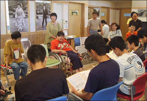 중학생들과 교류 중인 태아성 미나마타병 환자들과 홋또 하우스 직원들. 