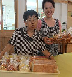 소아·태아성 미나마탑병 환자들이 직접 홋또 하우스에서 만들어 판매하는 빵. 주2회 시청과 학교, 지역 내 곳곳에서 이 빵을 판매하고 있다. 