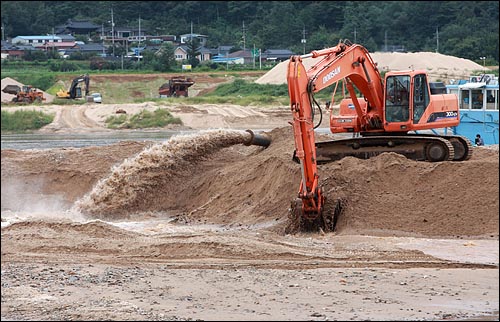 지난 9월 8일 오후 4대강 사업 공사가 한창인 경북 구미시 낙동강 유역에서 준설작업이 이뤄지고 있다.