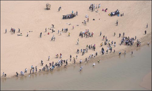 대학생들이 회룡포에서 모래강을 즐기고 있다 (2010년 5월 8일)