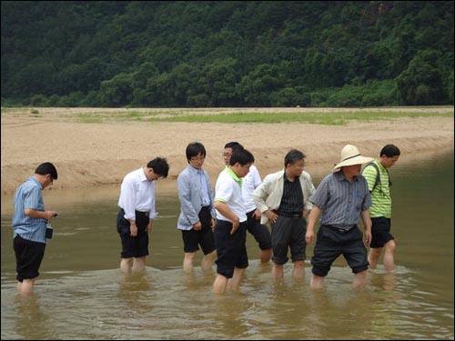 경기도의회 의원들이 내성천 모래강을 체험하며 즐거워 하고 있다. 