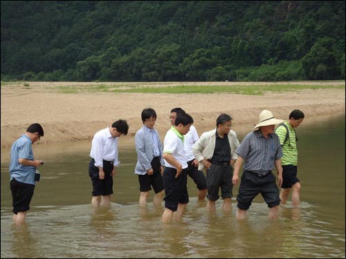  경기도의회 의원들이 내성천 모래강을 체험하며 즐거워 하고 있다. 