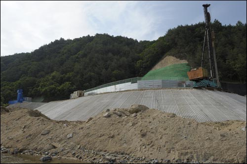 내성천상류의 영주댐공사현장 - 완공되면 회룡포의 모습이 훼손된다. 댐 본공사가 착수되기전에 중지시켜야 한다