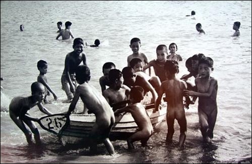 한강변에서 물놀이 하는 아이들(1960년대)