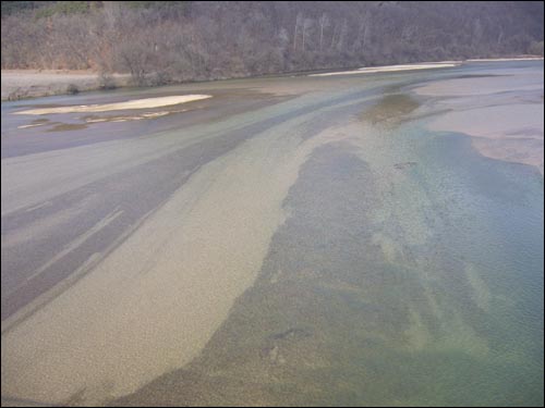 회룡포 내성천의 모래가 흐르는 모습