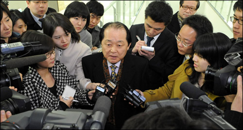2008년 2월 대선을 앞두고 이명박 대통령의 'BBK 명함'을 공개했던 이장춘 전 싱가포르 대사가 서울 역삼동 이명박 특검사무실로 소환되고 있는 모습. 