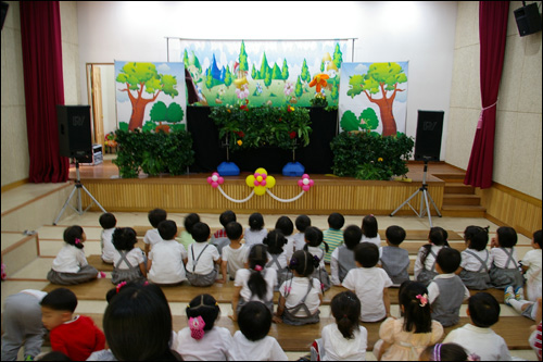 소강당에서 환경 교육을 받고 있는 유치원아이들
