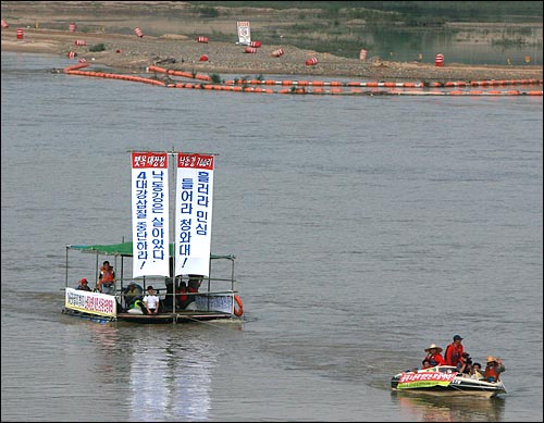  13일 오후 '4대강 사업 중단 촉구 낙동강 700리 뗏목 대장정'에 참여한 대구경북골재노조원과 오마이뉴스 취재팀을 태운 뗏목이 4대강 공사가 한창인 낙동강 상주 구간을 지나고 있다.