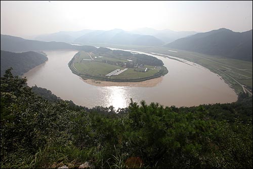 지난 13일 오전 '육지 속의 섬'으로 불리는 경북 예천 회룡포의 넓은 모래밭이 비 때문에 불어난 물에 대부분 잠겨 있다.