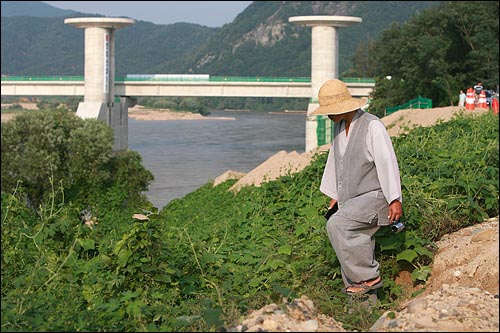  상주보 공사현장을 둘러보는 지율스님.