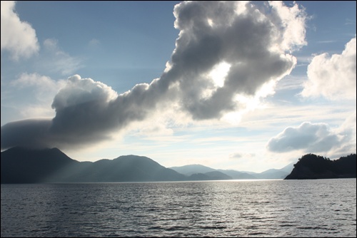 섬을 발판삼아 어촌하늘에 마법사 봉 모양의 구름이 걸려있다.