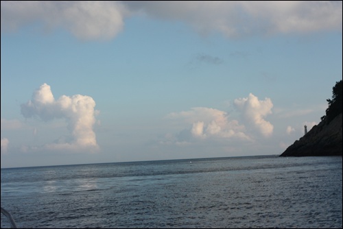 동고지 등대너머로 지평선에는 용모양의 구름이 걸려있다.