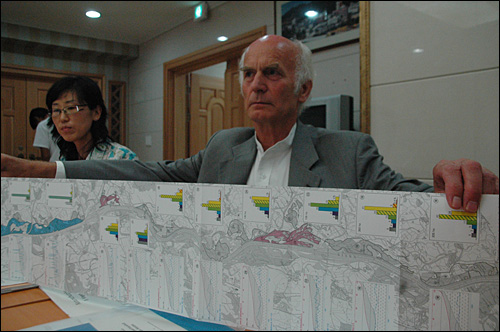 독일의 하천 전문가 헨리히프라이제(Henrichfreise) 박사가 14일 오전 창녕 부곡 로얄호텔에서 기자간담회를 열고 독일 라인강 지도를 펼쳐보이며 설명하고 있다.
