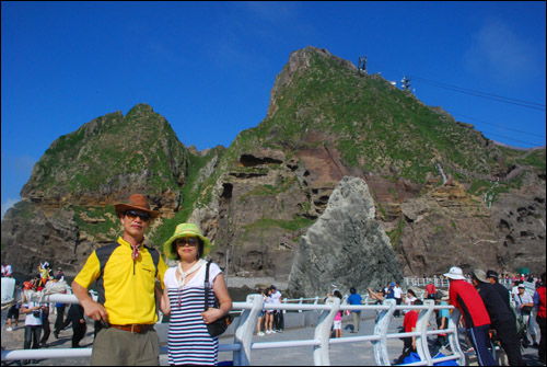 동도를 배경으로 기념사진을 찍는 우휘섭씨와 그의 아내