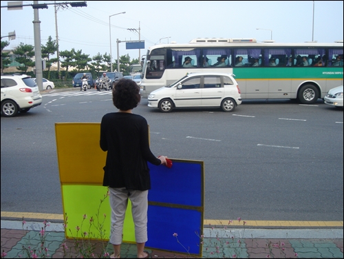 한미선 씨 남편을 모진 탄압으로 몰고가는 회사 버스가 지나가고 있다.