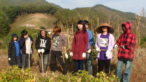  1기(2008년) 백일학교의 '생명살이농부교실'에 참가 중인 청소년들.