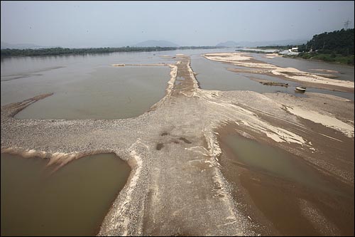 14일 오후 4대강 사업으로 파괴되는 경북 구미시 낙동강 해평습지. 지금은 물이 많이 불어나서 공사가 잠시 중단되어 있다.