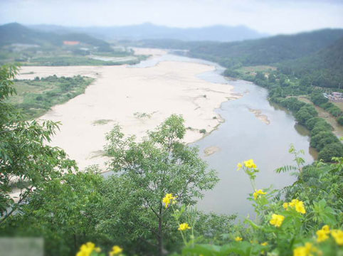 이 사진은 2008년 어느 잡지 기사에 '낙동강 절경 여행'이라고 하면서 소개한 곳에서 캡쳐한 것이다. 위와 같은 곳이고, 공사를 하기 전 사진이다. 