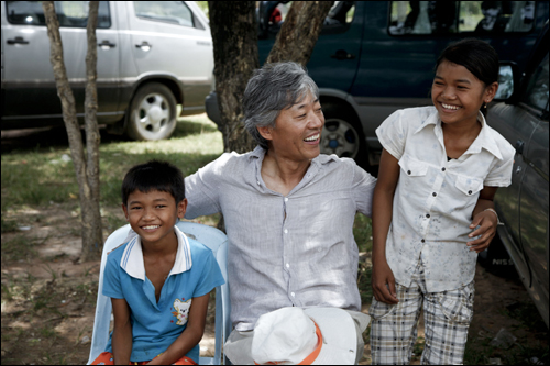 지난 2009년 자선다큐 프로그램 <LOVE>(tvN)와 관련하여 방문했던 캄보디아 뚠레샵 호수에서 지역 어린이들과 함께 어울리는 조남룡의 모습. 