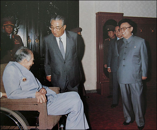 1993년 7월, 북으로 송환된 이인모 선생을 김일성 주석과 김정일 총비서가 접견하고 있다. 
