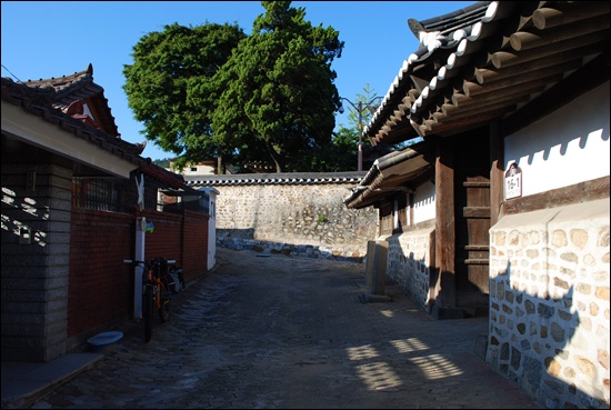용흥궁. 임금이 되기 전 철종이 잠시 거처했던 곳. 일반 주택가 골목길 안에 있는 모습이 특이하다.