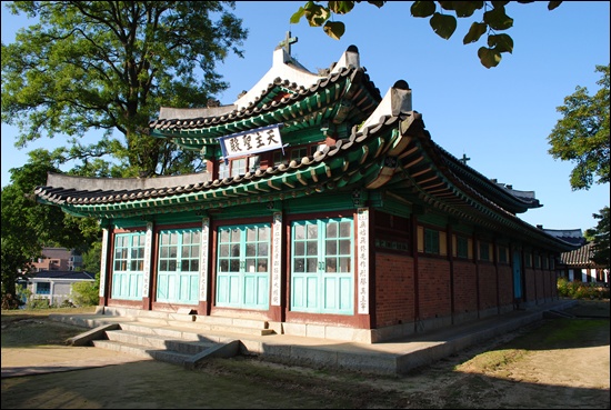 강화 성공회 성당. 독특한 외양을 갖춘 근대 건축물이다.