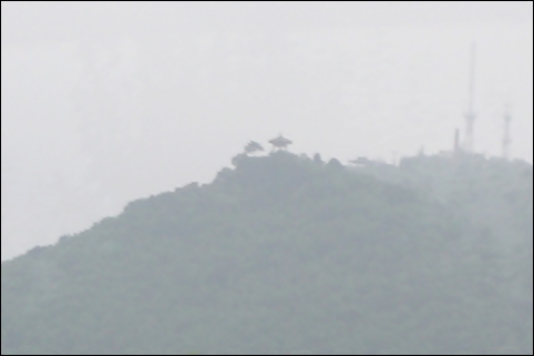 연길-용정 사이 길목에서 본 일송정. 정자 옆에는 2003년 당시 한국 통일부가 광복절 행사를 용정시 인민정부와 함께 치르면서 백두산에서 가져다 심어놓은 애소나무가 서 있습니다. 
